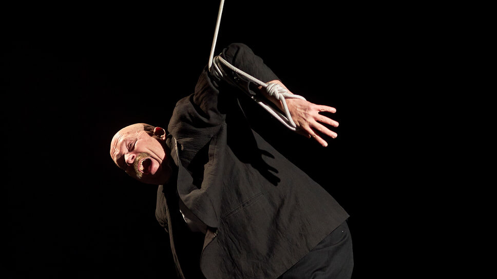 Сцена из спектакля «Старик и море», режиссер Иван Шалаев.📷Фото: Пресс-служба Мастерской Петра Фоменко