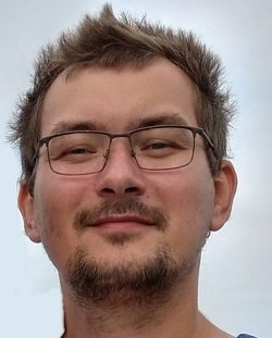    — Это единственный деревянный дом в Яңа бистә, единственный, что остался, — объяснил причину своего беспокойства краевед Илья Евлампиев.