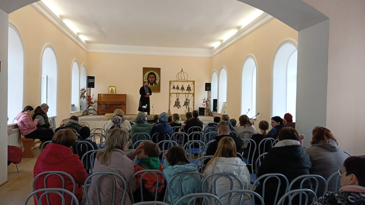 Профессиональный звонарь Сергей Медведев открывает секреты колокольных звонов.