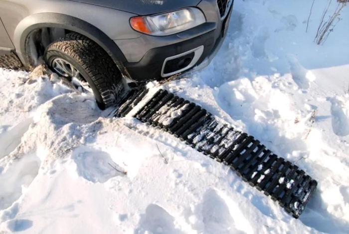 Коврики подкладывают под ведущие колеса машины