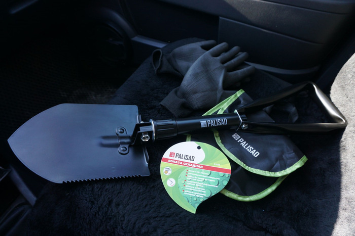 Складная лопата может стать незаменимым аксессуаром в снегопад