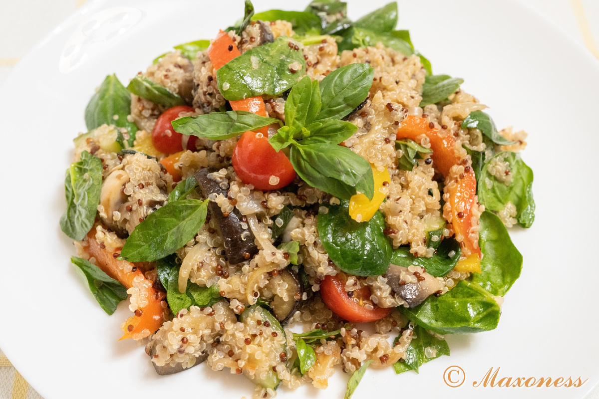 Киноа со шпинатом и обжаренными овощами