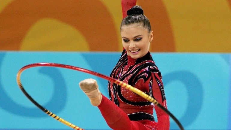 Чтобы понять, почему сегодняшняя Кабаева – это крепость, в которую нет входа, нужно отмотать пленку назад. В самое пекло, в те дни, когда из талантливой девочки выковывали чемпионку с железным стержнем.
