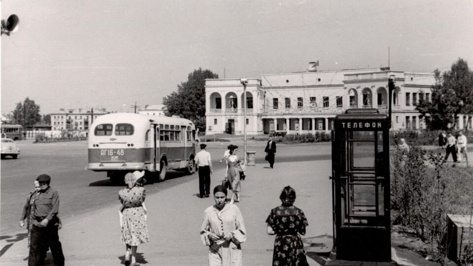    Барнаул. Площадь Октября. 1957 год. Источник: goskatalog.ru, архив АГКМ