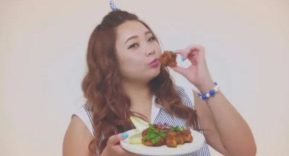 Они все едят в клипе, это даже как-то стыдно