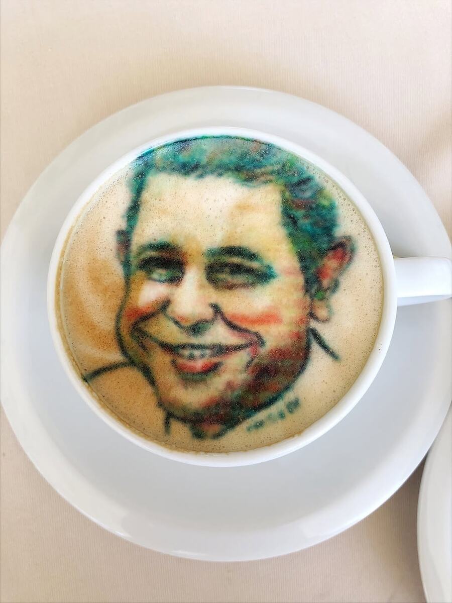 Ну, это прям настоящее искусство - на кофейной пенке рисовать!