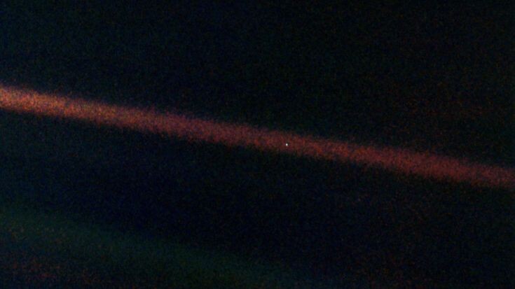 На этой маленькой точке, одиноко летящей в космосе существуют все наши знания о мире, все существа живущие сейчас и вся история о тех, кто когда либо жил ранее.