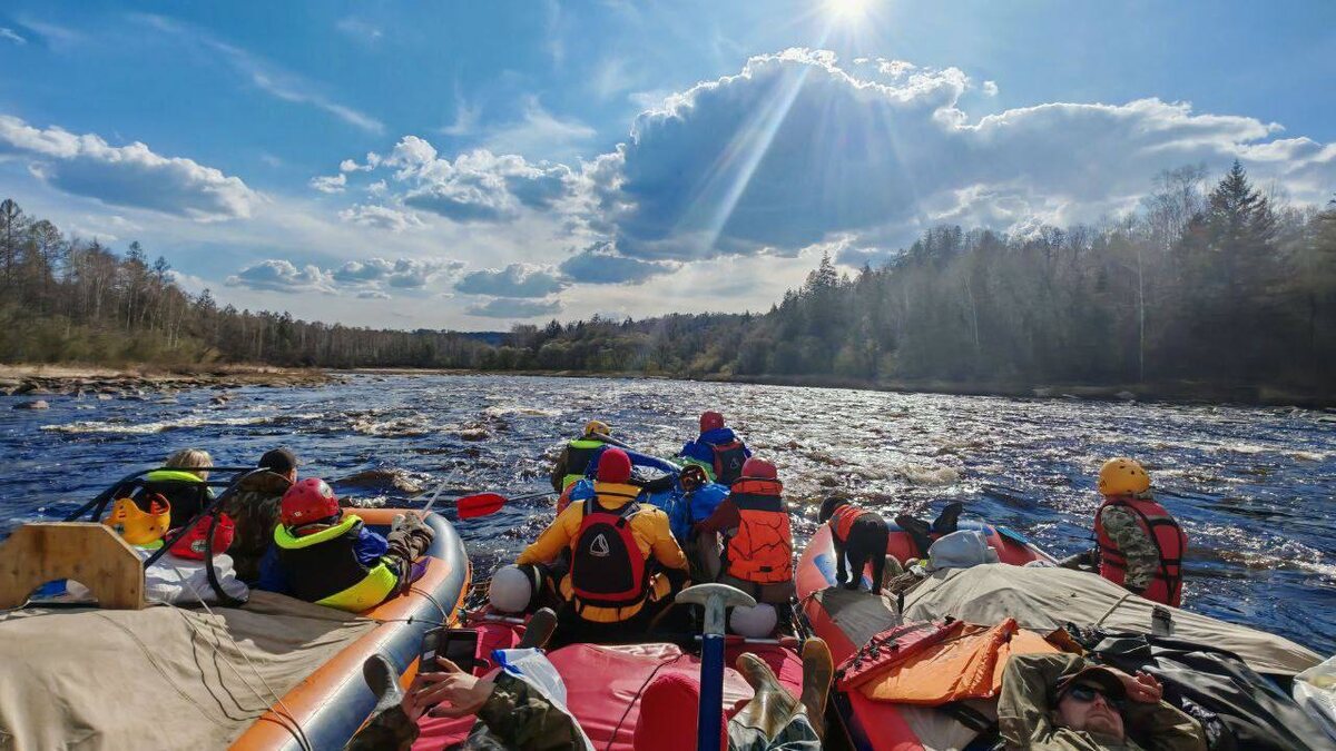 Анастасия Приходько, врач Амурской областной детской больницы, решила отдохнуть от городской суеты — и ушла в дикую тайгу👍
Вместе с командой единомышленников она прошла более 100 км по горной реке Салокачи, сняв ролик на конкурс «Дальний Восток — Земля приключений».

📍 Река Салокачи — левый приток Архары, в сердце Малого Хингана.

Дикая природа, ни одного поселения и километры таёжной свободы. Ну и один счастливый педиатр😁