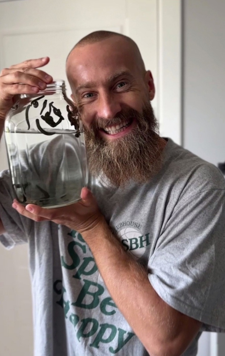    Стас Миков объявил себя шаманом и рассказывает о нетрадиционных методах лечения. Например, о пиявках. Фото: t.me/mikovvliyat