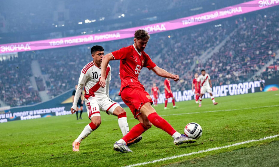    Газон на стадионе «Зенита» никому не понравился. Фото: РФС