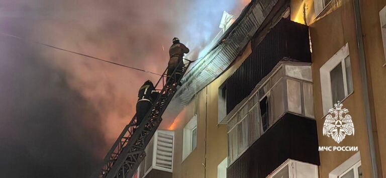    В Оренбурге крыша пятиэтажки загорелась на 1400 квадратных метрах Оренбуржье