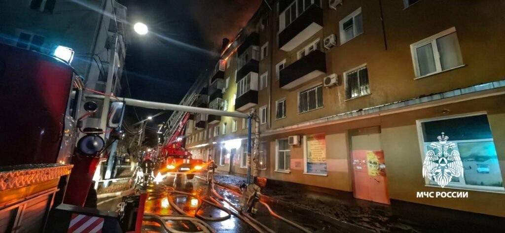     В Оренбурге крыша пятиэтажки загорелась на 1400 квадратных метрах Оренбуржье
📷    В Оренбурге крыша пятиэтажки загорелась на 1400 квадратных метрах Оренбуржье
📷    В Оренбурге крыша пятиэтажки загорелась на 1400 квадратных метрах Оренбуржье
