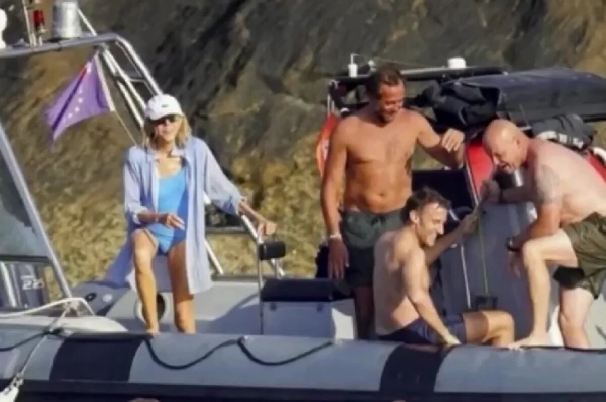    Раевский оценил фото Брижит Макрон в купальнике на фоне слухов о ее поле