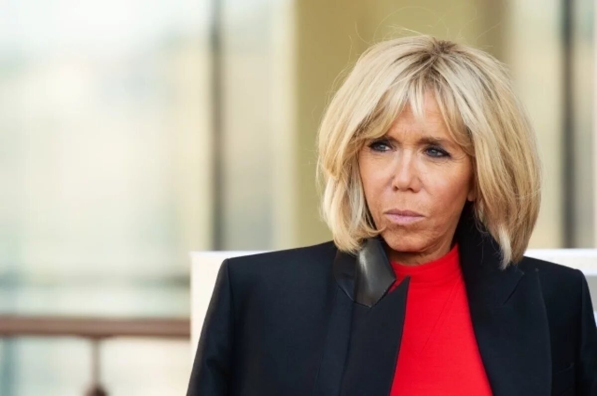    Опасный ракурс: на фото Брижит Макрон в купальнике нашли странную деталь