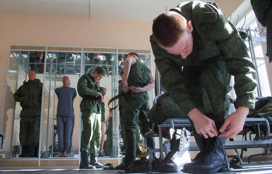    «Пусть откажутся от своей зарплаты, раз уж им деньги не нужны»: эксперт раскритиковал Госдуму из-за солдат