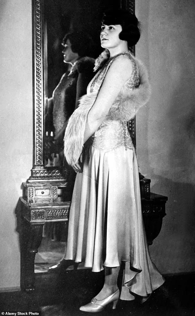 В 1929 году, когда Гитлеру было 40 лет, у него были неблагополучные отношения со своей племянницей Гели Раубаль (на фото), которая в свой 21 год была вдвое моложе него.