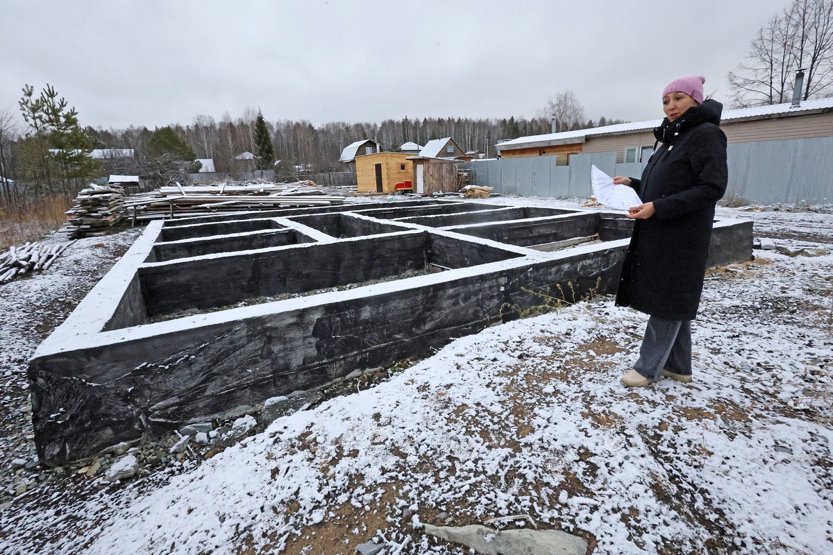    Установив на участке семьи Козинцов фундамент, компания пропала. / Фото: Татьяна Андреева