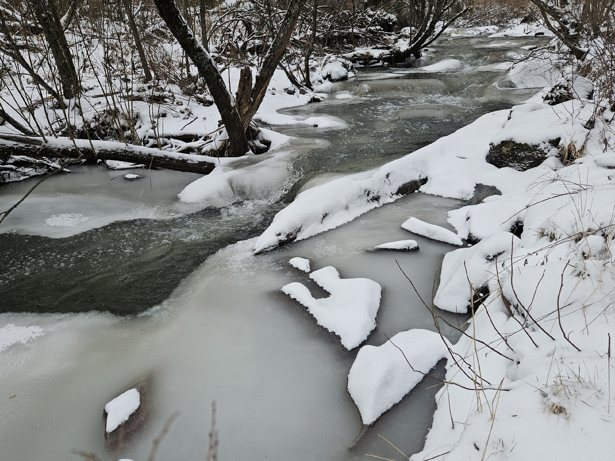 Таёжная обледенелая река.