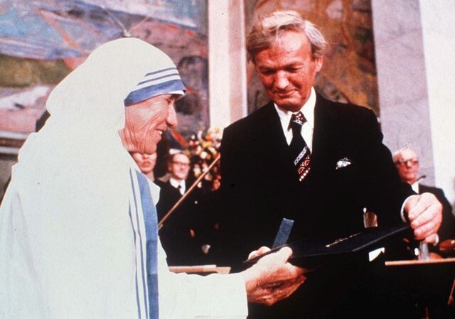 вручение Нобелевской премии Матери Терезе 