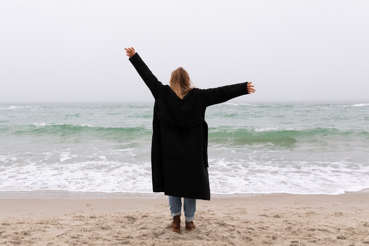 <a href="https://www.freepik.com/free-photo/full-shot-woman-relaxing-seaside_39909749.htm">Image by freepik</a>