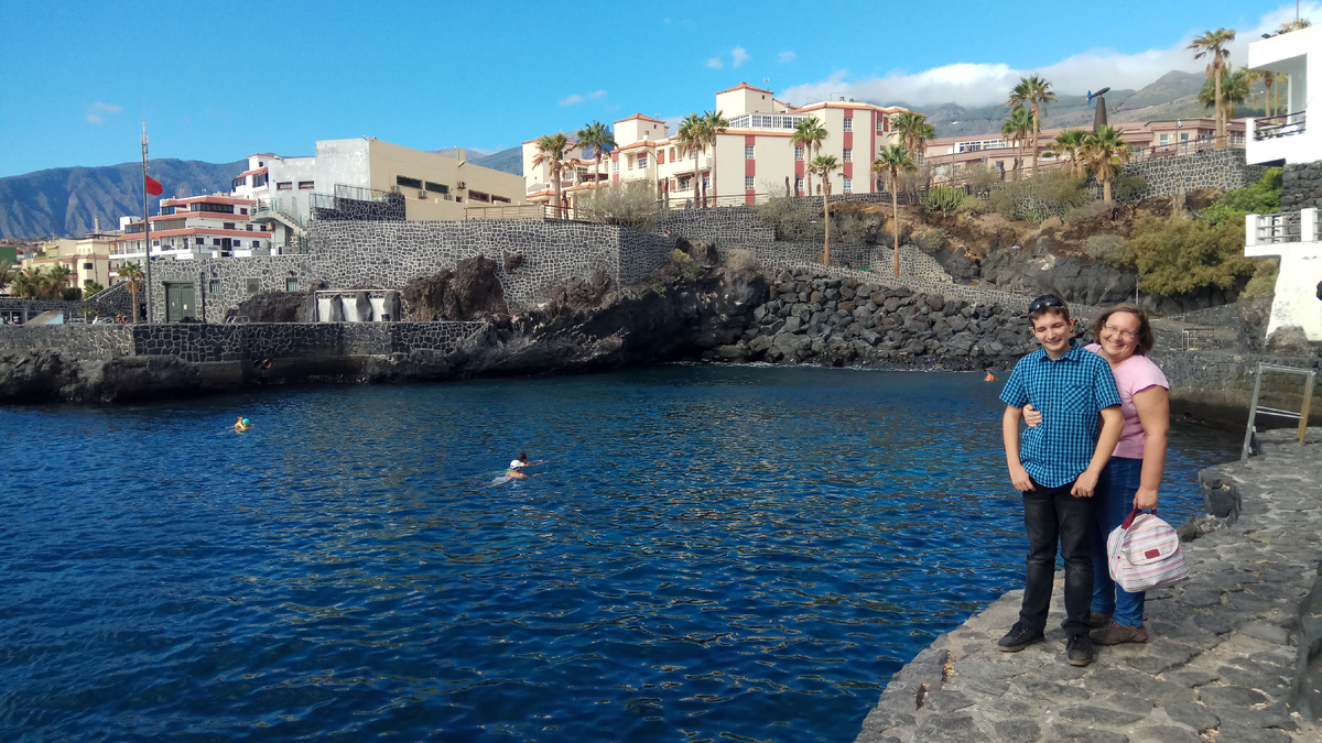 По легенде, к берегу острова прибило статую,  которую местные позже назвали Черноликой Мадонной и покровительницей Канарских островов. Скорее всего, статуя была рострой, отвалившейся от погибшего корабля, и потемнела от воды ещё до того, как прибилась к берегу,  но гуанчи утащили статую в пещеру и стали ей поклонятся. В 1826 году во время шторма храм был разрушен, и статую унесло в море. Сейчас в церкви Канделарии находится копия статуи, выполненная испанским скульптором Фердинандом Эстевесом в 1827 году. 