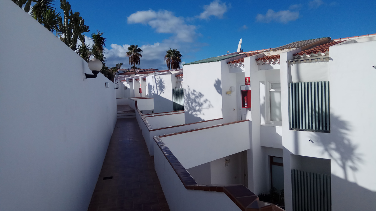 В наших аппартаментах было 5 комнат и три санузла,  а также гостиная со столовой. Завтракали и ужинали мы,  как правило, дома,  а вот обедали и полдничали где придется,  куда кривая вывезет на нашем арендованном автомобиле   