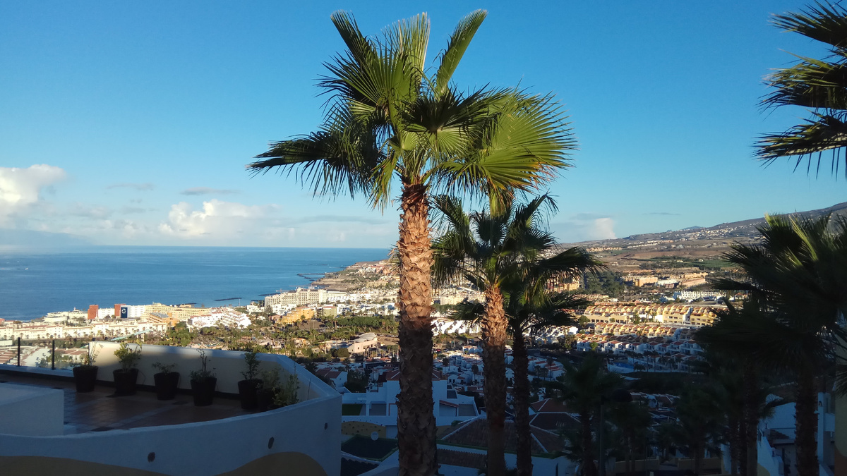 Наша вилла была почти на самом верху туристического поселка Island Village в городе Коста-Адехе - Сан-Эухенио. Сам поселок располагается на склоне холма между улицами с названиями Италия,  Дания и Австрия 