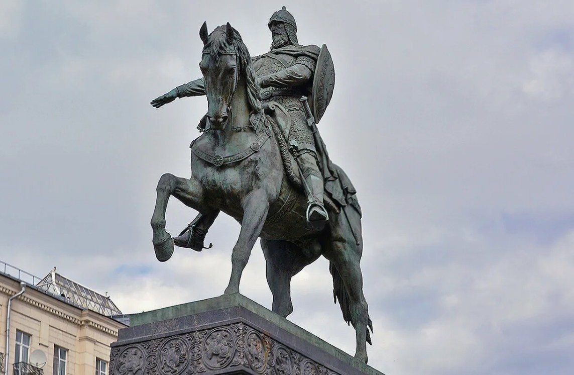 Памятник Юрию Долгорукому в Москве. Фотографию вязла из свободных источников на просторах интернета