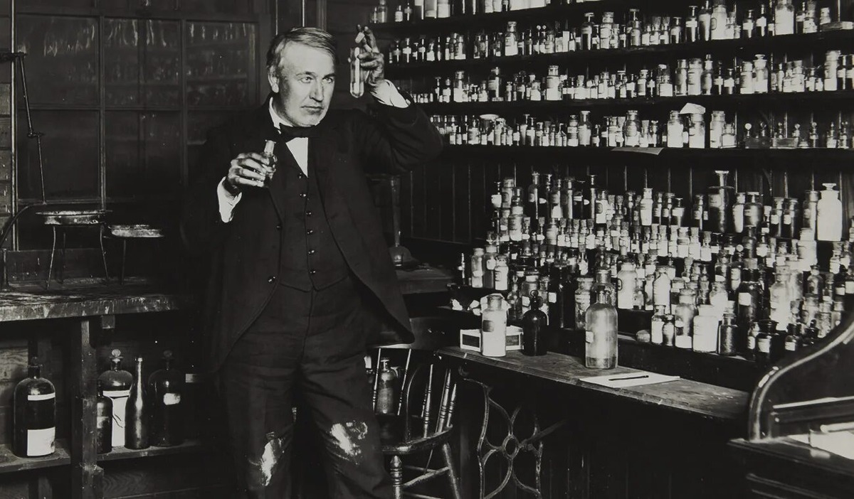 Лабораторные будни гения. Эдисон и его команда провели более 10 000 экспериментов, чтобы найти идеальный материал для нити накаливания. Это был труд, а не случайное озарение.