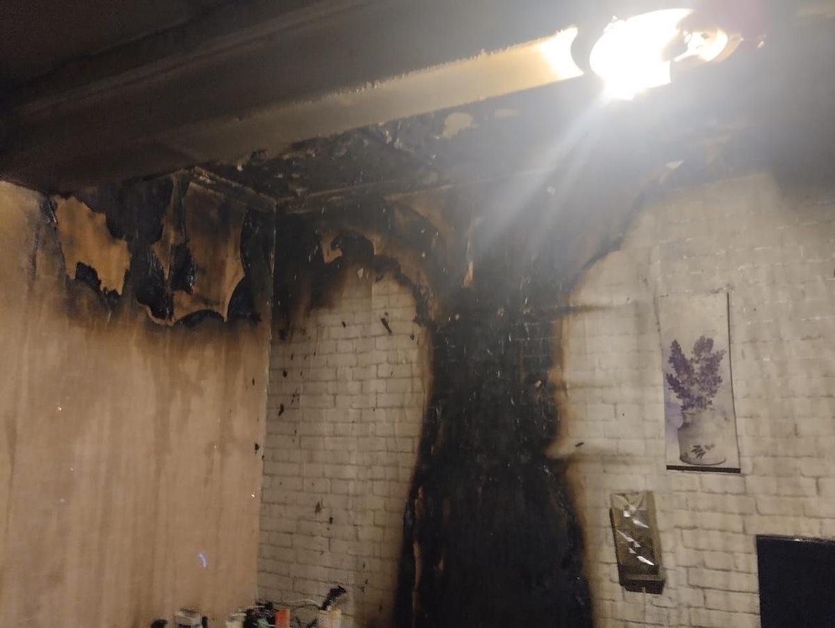    На пожаре в многоквартирном доме в Олонце спасли человека© Госкомитет Карелии по безопасности