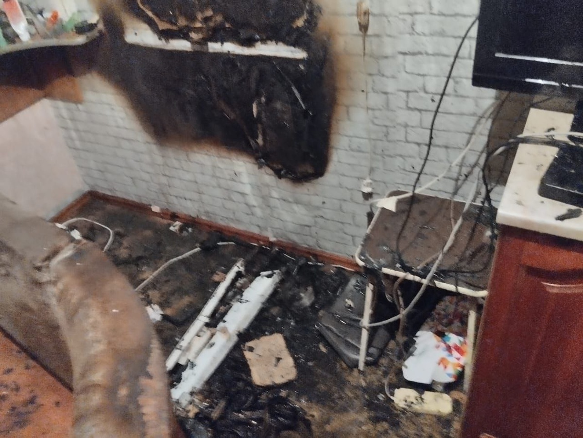    На пожаре в многоквартирном доме в Олонце спасли человека© Госкомитет Карелии по безопасности