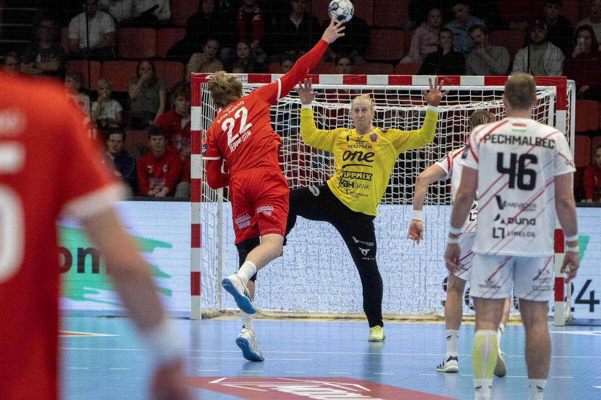    Лучший снайпер "Кольстада" Симон Йепссон против Микаэля Аппельгрена