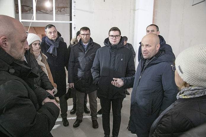    Александр Тарасов (на фото справа) констатировал, что завершение строительства здании поликлиники № 22 на ул. Виктора Уса в первом квартале 2026 года уже выглядит реальной перспективой. Фото: Михаил Периков