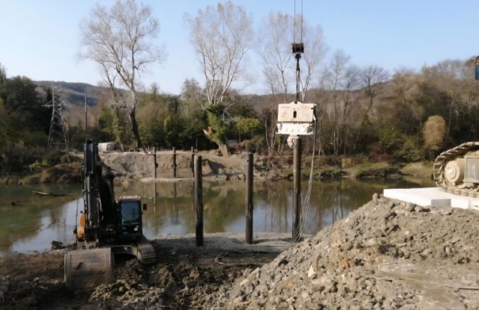    строительство временного моста через реку Шапсухо в Лермонтово / временная переправа через реку Шапсухо в Молдавановке / t.me/glavatuapseregion