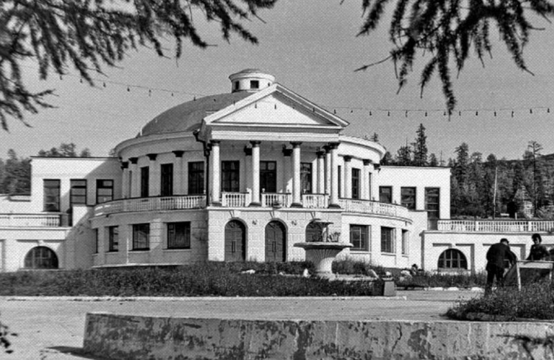   Фото: Здание столовой и главная площадь с фонтаном / Архив библиотеки посёлка Талая