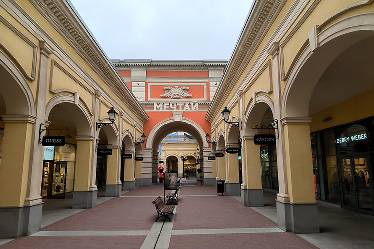    Сейчас в стране работает всего 8 аутлетов: пять в Москве, два в Санкт-Петербурге и один в Екатеринбурге (на фото: «Outlet Village Пулково»).   
Фото: © Maksim Konstantinov / Global Look Press / www.globallookpress.com