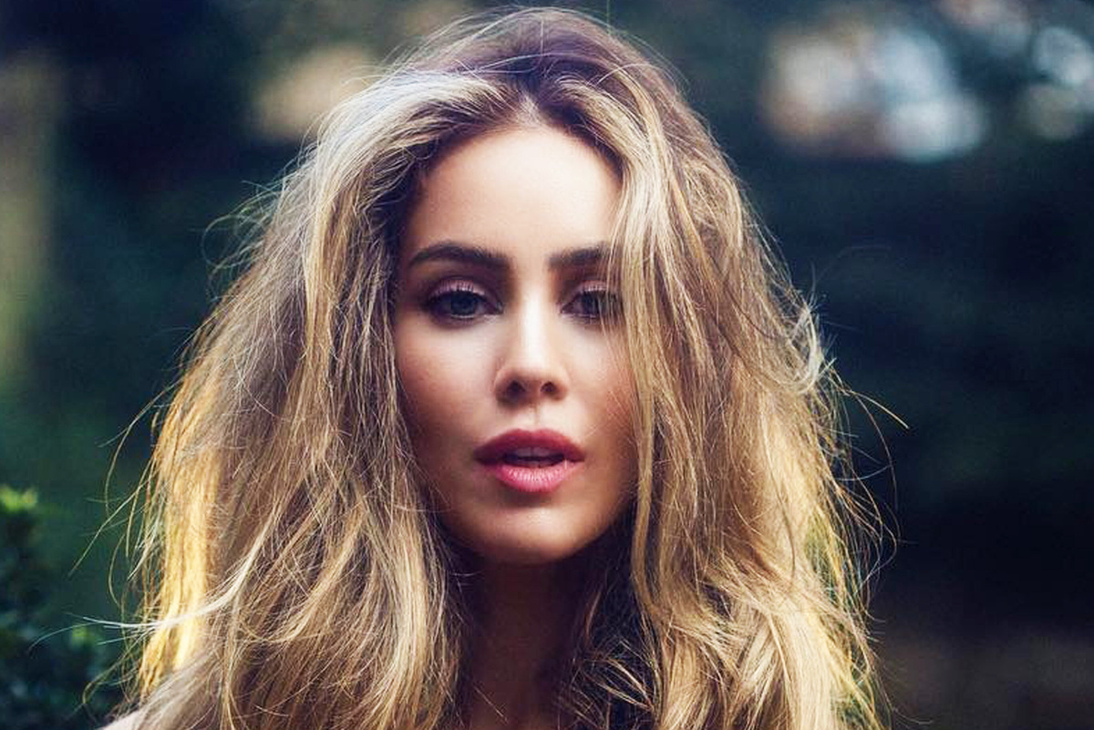     45 летняя звезда сериала «Игра престолов» Роксана Макки родила двойняшек