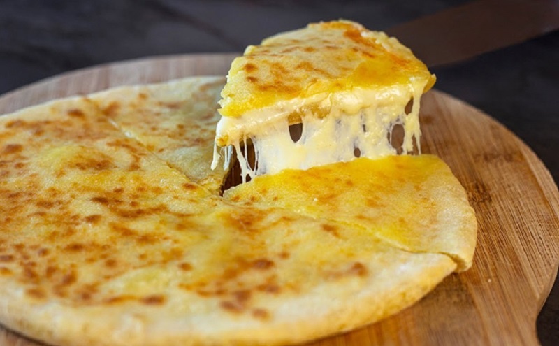 Быстрый хачапури на сковороде: сырная лепёшка за 5 минут