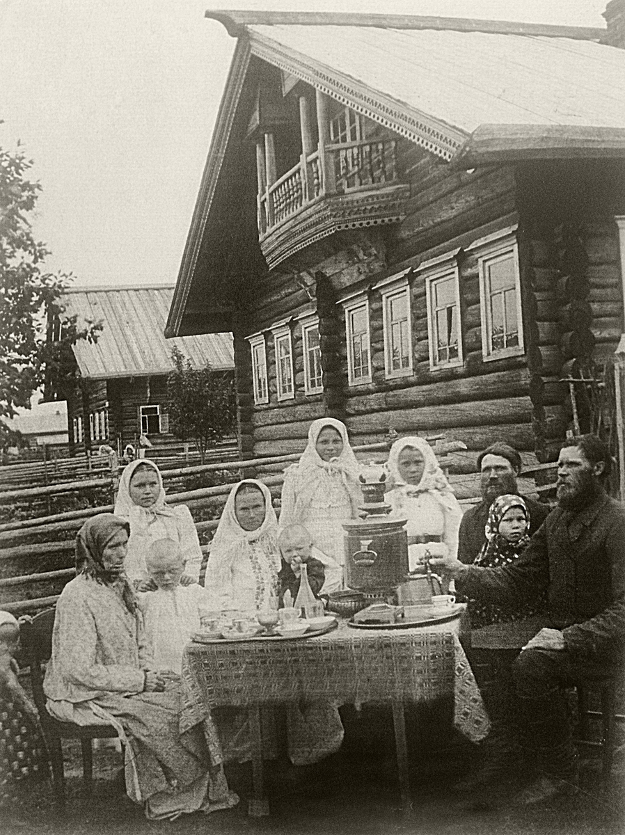 На фото крестьянская семья из Архангельской губернии, начало XX века.
