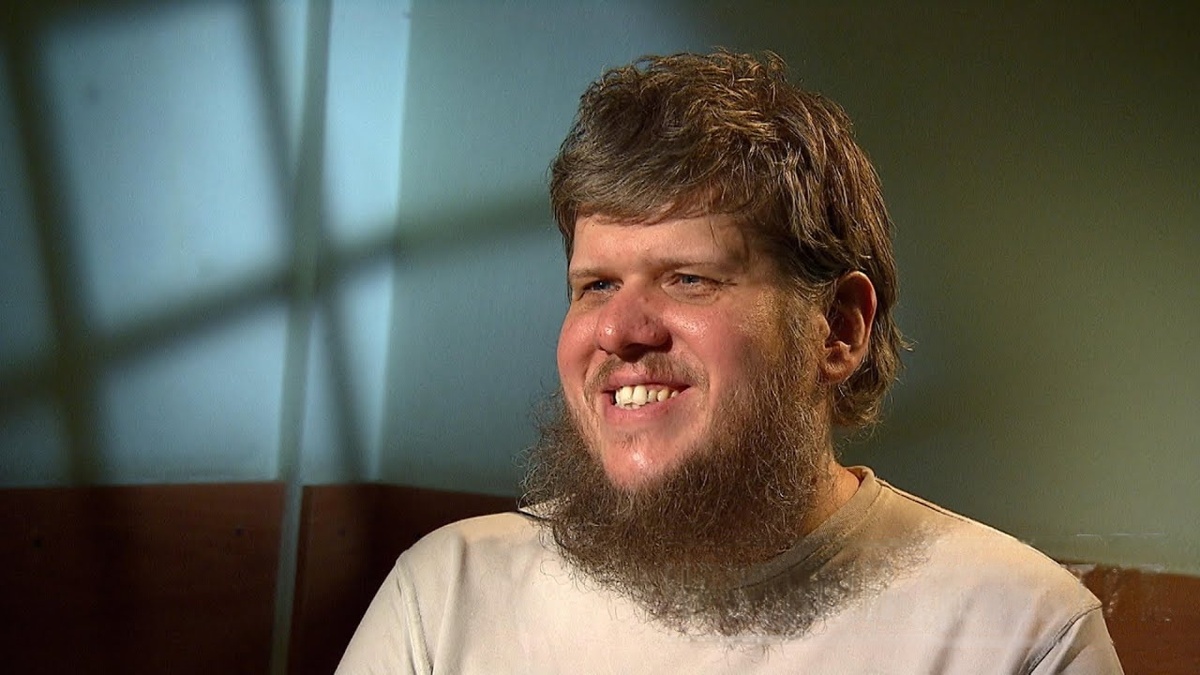 Андрей Юрьевич Попов (бог Кузя) во время интервью 2023 года/ скрин с ютьюб-канала «Честный детектив»