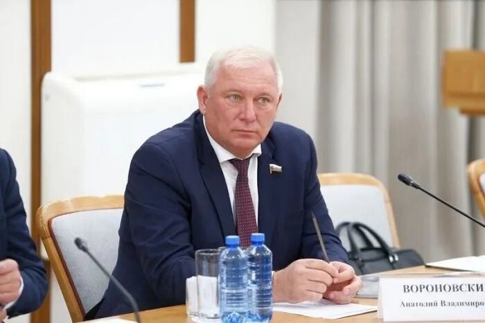 Подозреваемый в получении взятки депутат Госдумы Анатолий Вороновский заявил о готовности сотрудничать со следствием // Фото: ВКонтатке