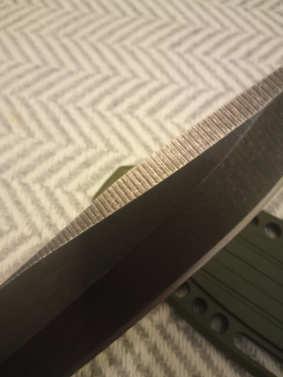 Это не пила а такая вот обработка поверхности. Хотя, фотография несколько сгущает краски.