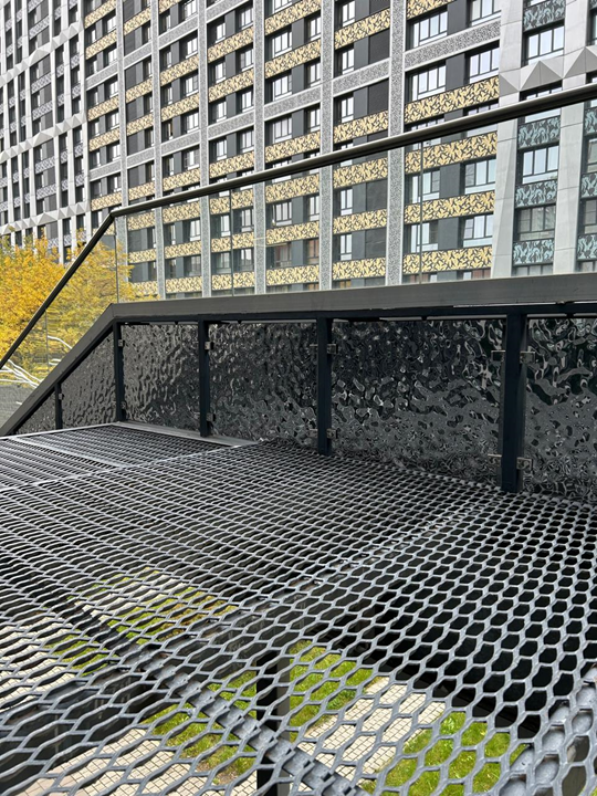 Вход в офис компании - облицовка лестницы сталью