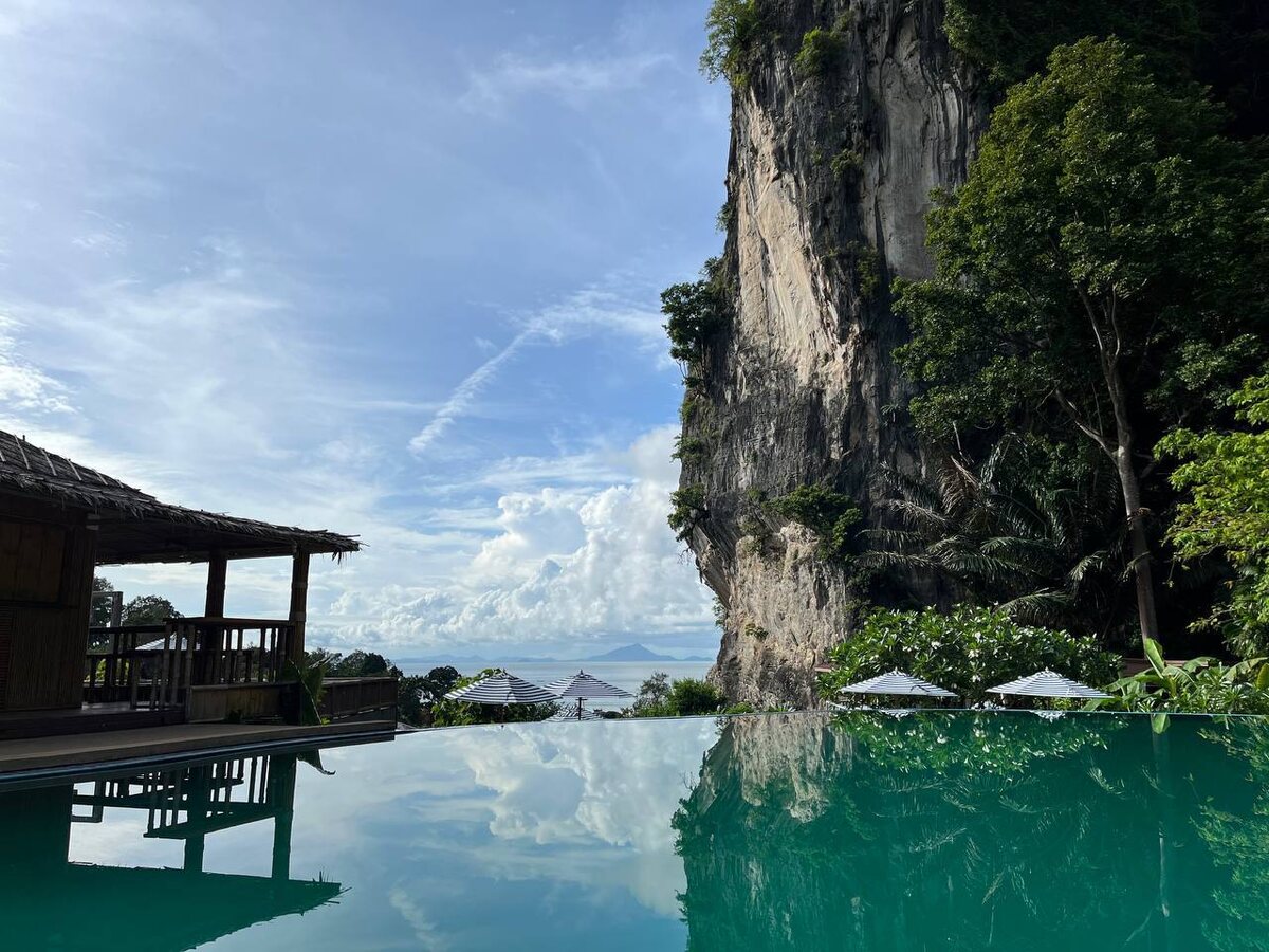 Бассейн с видом на скалу и на море. В той стороне как раз расположен пляж - Рейли