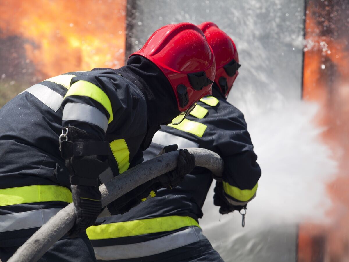    Пожарные работают на месте происшествия© Fotolia / Wellphoto