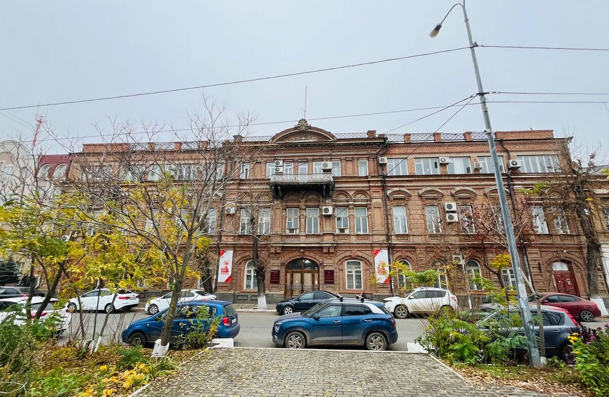 Осень на Кутуме и кирпичная громада, которая все равно держит линию.