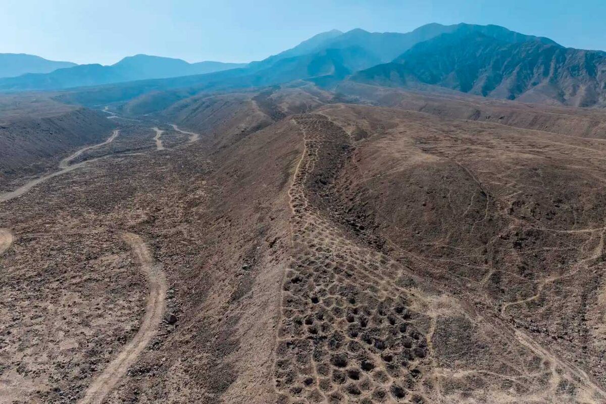 Аэрофотосъемка Змеиной горы в Перу, где расположены тысячи искусственных отверстий / © J.L. Bongers