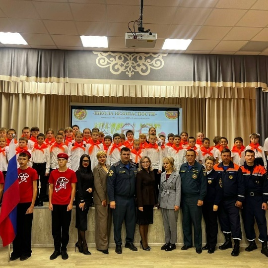    В школе имени М. И. Платова "Наша газета"