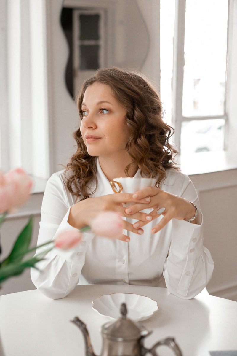 «Раньше жили без психологов» — да, и без антибиотиков тоже жили. Только продолжительность жизни была короче, а ее качество — ниже. Алкоголь по пятницам, крик на детей, подавленная агрессия — всё это считалось нормой. Но времена меняются.
Сегодня работа с психологом — такой же инструмент улучшения жизни, как медицина для здоровья. Люди, которые ходят на терапию, чаще отказываются от зависимостей, будь то алкоголь, никотин или разрушительные отношения. Психолог помогает разорвать порочный круг, в котором многие живут годами.
Психика формируется до 5–7 лет, а дальше мы часто воспроизводим детские сценарии. Даже в благополучной семье может случиться травма — внезапная потеря, тяжёлое горевание. Ребёнок, видя боль родителя, бессознательно может начать «следовать» за ушедшим, что во взрослой жизни проявляется как зависимость или необъяснимые страхи.
Терапия помогает отделить детские «флешбэки» от реальности. Перестать проживать чужую боль и начать жить свою жизнь — осознанно, ясно, полно.
Почему психолог — это инвестиция?
Антибиотики не называют роскошью, когда речь идёт о спасении жизни. Работа с психологом — это сохранение и преумножение качества жизни. Вы учитесь:
Выстраивать внутреннюю опору
Принимать себя и свои чувства
Развиваете эмоциональный интеллект
Строите здоровые отношения
Большинство из нас не получили этого в детстве. Просто потому что об этом ничего не было известно. Но ничто не мешает научиться сейчас.
Тратя деньги на терапию, вы инвестируете в свою способность радоваться, справляться с кризисами, строить карьеру и отношения. Вы не  «лечитесь» — вы создаете жизнь, которая по-настоящему ваша.
Если для кого-то удовлетворительная жизнь — роскошь, то для меня она — необходимость. А психолог — тот, кто помогает её построить.
