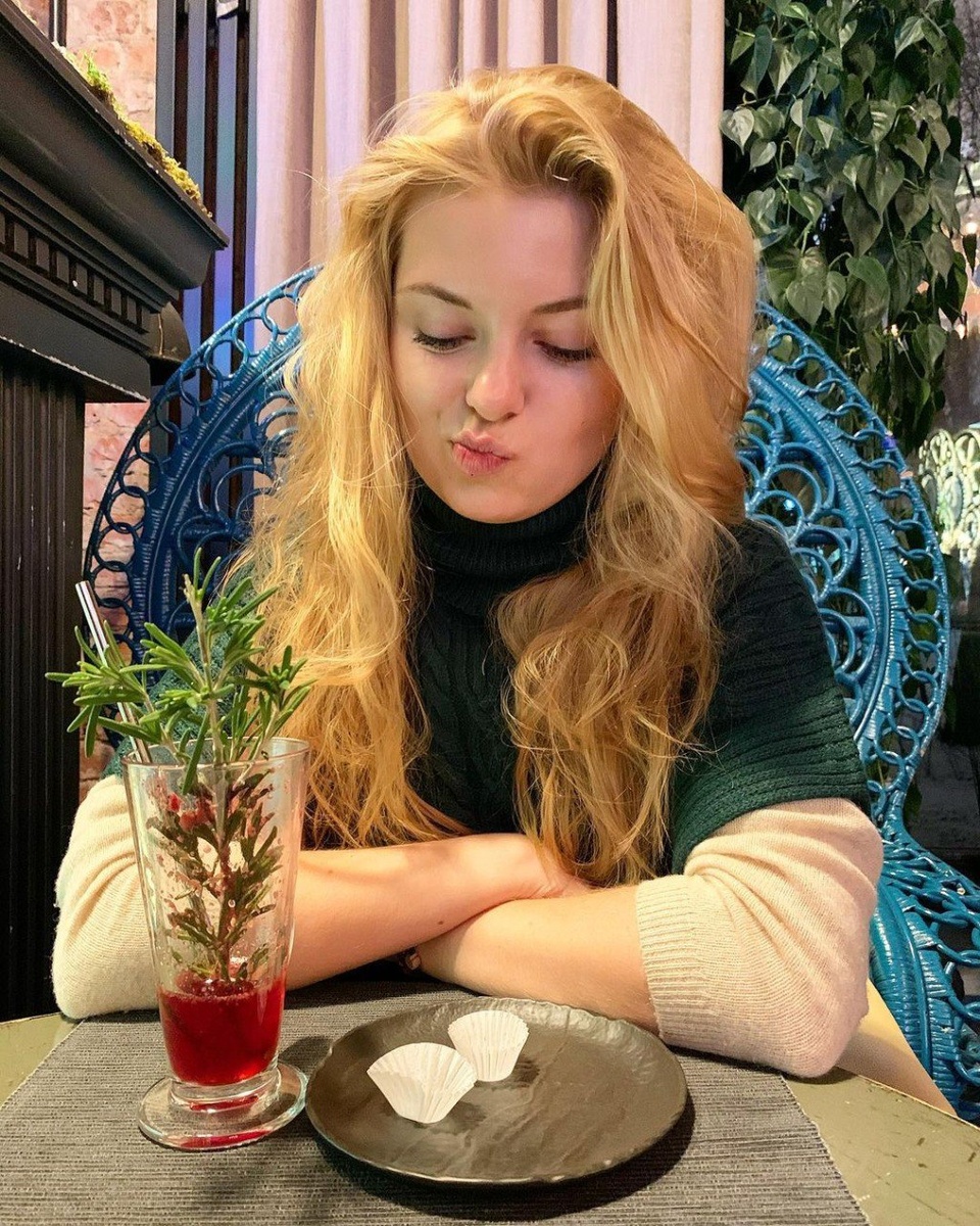 На фото: ведущая прогноза погоды на канале "Звезда"  Ольга Паршина